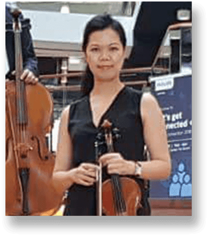 Elaine Khong holding her violin
