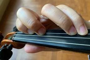 Illustration from How to play in tune on the Violin? By Elaine Khong, October 2021